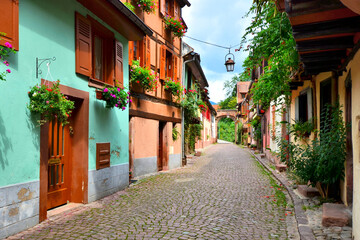 Fototapeta premium Beautiful cobblestone street in the old town of Kaysersberg, Alsace, France