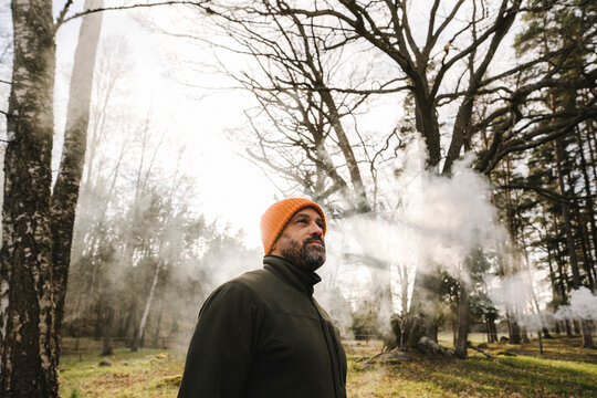 Man st&aring;r p&aring; dimmig &auml;ng och tittar bort