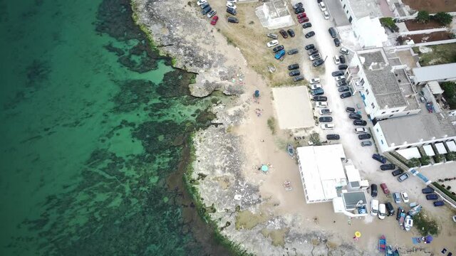 Vista aerea di savelletri, nei pressi di fasano, mare cristallino in puglia