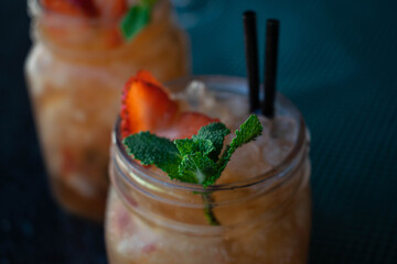 Mojito de fresa con hierbabuena 