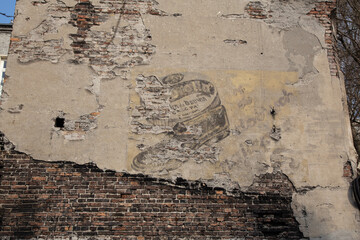 Pozostałości przedwojennej reklamy namalowanej na szczytowej ścianie budynku.