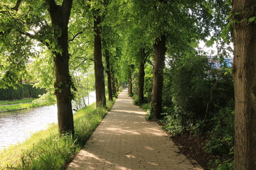 Uferpromenade entlang der Hönne im Zentrum der Stadt Menden im Sauerland