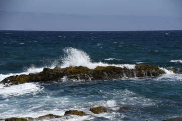 Fototapeta na wymiar yhe waves crashing on the rocks
