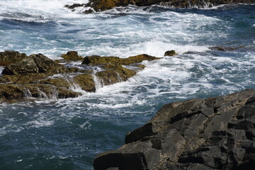 Obraz premium yhe waves crashing on the rocks