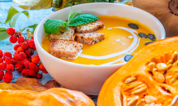 Krem z dyni z grzankami i listkami mięty.