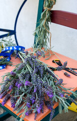 frisch gepflückter lavendel auf einem stuhl mit band und schere