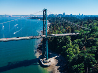 Naklejka premium lions gate bridge view of the city stanley park vancouver