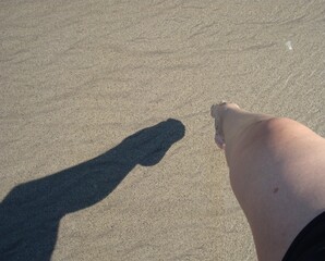 Jugando con mi sombra en la arena 6