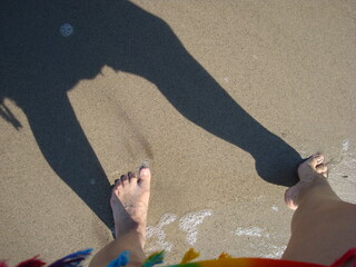 Jugando con mi sombra en la arena 5