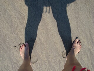 Jugando con mi sombra en la arena 4
