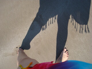 Sombra de piernas de mujer en la arena 4