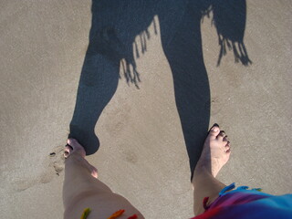 Sombra de piernas de mujer en la arena 2