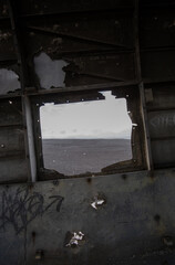 Interior de avión estrellado en medio de la nada