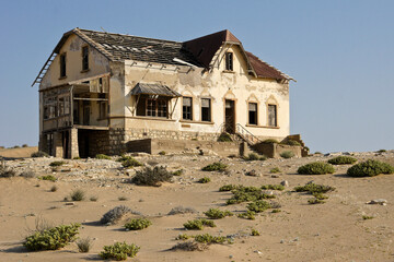 House in abandoned diamond mining town of Kolmanskop (Kolmannskuppe), Namibia