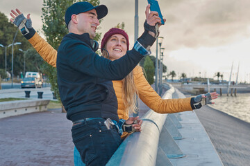 Jovenes sonrrientes sacando una selfie mientras entrenan