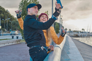 Jovenes sonrrientes sacando una selfie mientras entrenan