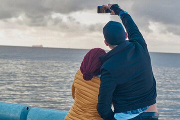 Jovenes sonrrientes sacando una selfie mientras entrenan