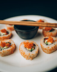 Plato de sushi , vegetariano , decorado con zanahoria, salsa de soja y los palitos chinos