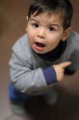 Bambino arrabbiato che protesta