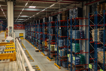 Warehouse building and box packaging in shelf suitable for industrial