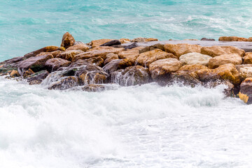Ecum&eacute; de vagues sur les rochers 