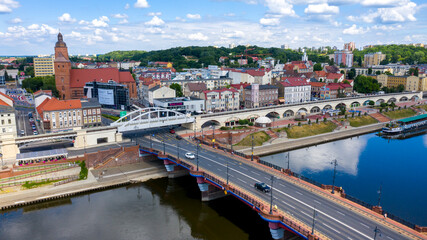 Centrum miasta Gorzów Wielkopolski, widok na bulwar wschodni nad rzeką Warta od strony mostu staromiejskiego. - obrazy, fototapety, plakaty