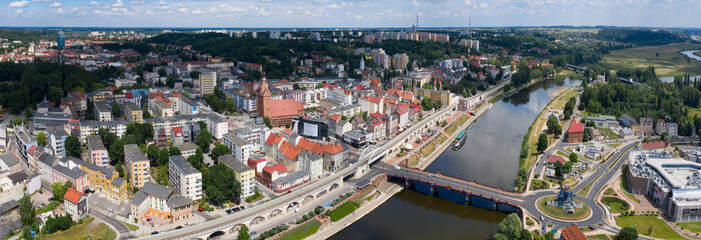 Panorama centrum miasta Gorzów Wielkopolski. W tle Most Staromiejki, CH Nova Park, wieża widokowa Dominanta, część zachodniego bulwaru i wschodni bulwar nad Wartą.