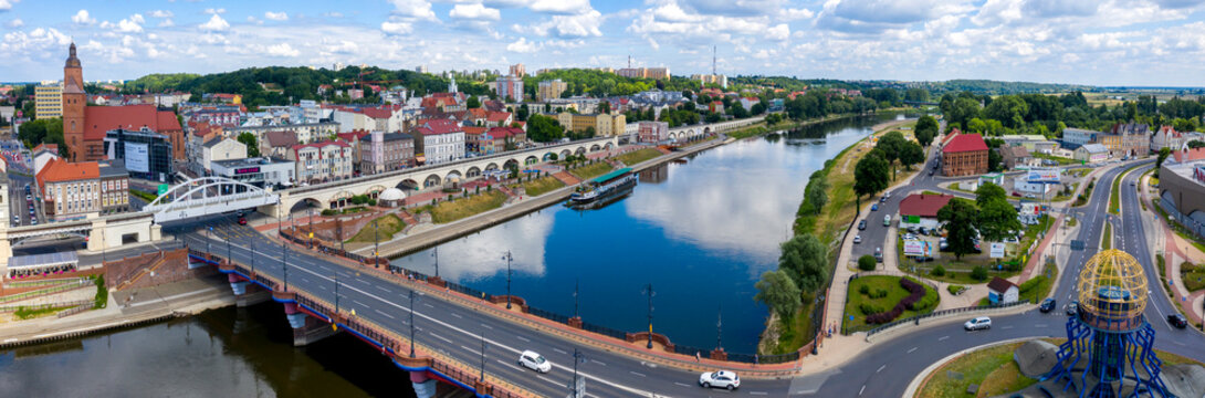 Szeroka panorama centrum miasta Gorz&oacute;w Wielkopolski, widok na bulwar wschodni nad rzeką Warta, most staromiejski i część zawarcia z wieżą widokową Dominanta