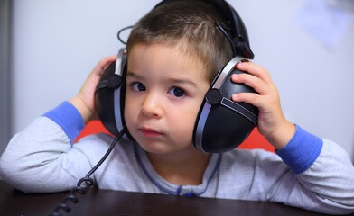 bambino dj che ascolta musica con cuffie - disc jockey - colore