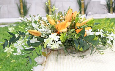 Arreglo floral de boda sobre una mesa con mantel blanco