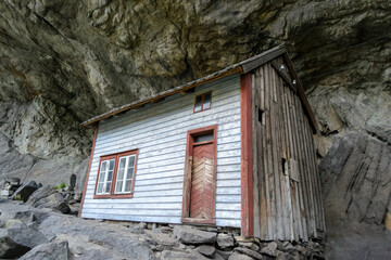 Helleren, Jøssingfjord // Hus under fjell