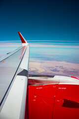 vista desde la ventana del avión, admirando el mar y el cielo