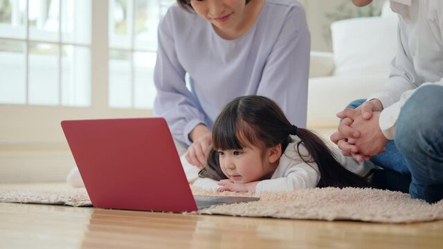 パソコンを見る女の子　通信教育　動画配信サービス