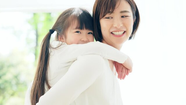女の子をおんぶする女性　子育て・保育イメージ