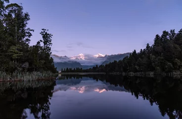 Photo sur Plexiglas Aoraki/Mount Cook Aoraki / Mount Cook et Mount Tasman vus du lac Matheson pendant l& 39 heure bleue