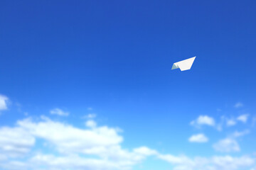 Naklejka na ściany i meble 大空を飛ぶ紙飛行機