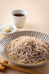 ざるそばを食べる