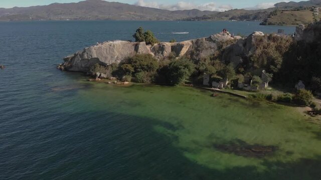 Orbit around big rock in Tota lake
