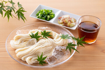 素麺を食べる
