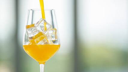 Juice filling goblet with ice