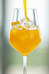 Juice filling goblet with ice