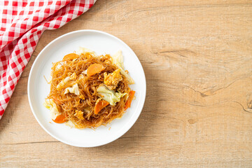 stir fried vermicelli with cabbage, carrot and egg