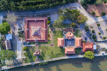 Obraz premium Buddhist Temple and gardens next to a river in Thailand with trees and grass and roads