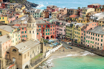 Le petit village de pêcheurs Vernazza est probablement le plus caractéristique des Cinque Terre en Ligurie en Italie avec sa grande place entourée de maisons colorées et son port rempli de bateaux.