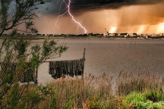 Un orage et la foudre au dessus de la ville d'Aigues Mortes dans le sud de la France