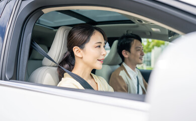 Fototapeta premium 自動車に乗るカップル