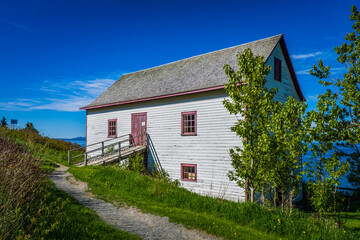 Obraz premium View on an old warehouse at Grande Grave, the starting point of Les Graves hiking trail in Gaspé, Quebec (Canada)