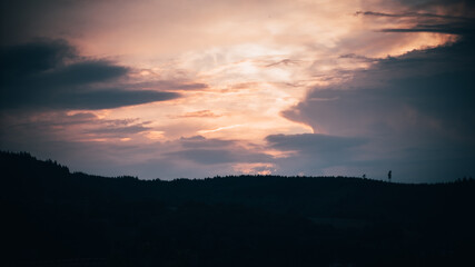 Sonnenuntergang über dem Bergkamm in Thüringen