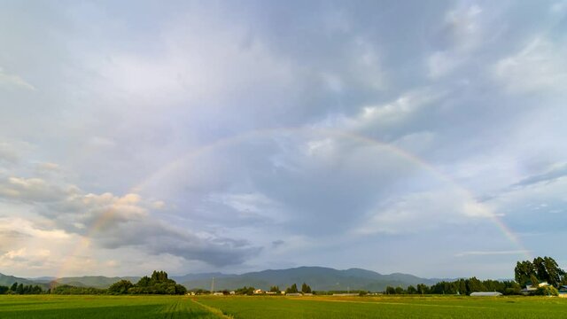 虹のタイムラプス　雨上がり　雲の動き　6月　田園風景