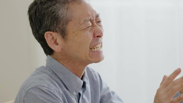 嫌がるシニア男性